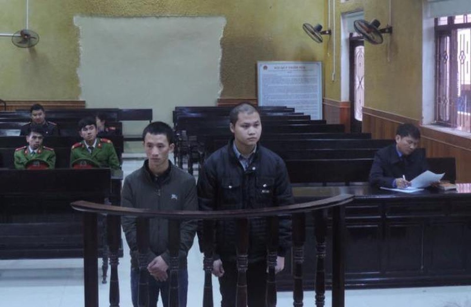 Hai đối tượng người Lào “cắt rừng” đưa lượng lớn ma túy về Việt Nam - 1 Hai bị cáo tại phiên xét xử