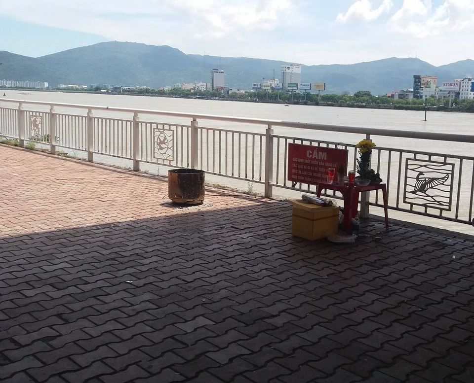 Tìm thấy thi thể người chồng nhảy xuống sông Hàn cứu vợ - 1
Gia đình anh K. lập bàn bờ bên bờ sông Hàn sau khi anh nhảy xuống sông cứu vợ, mất tích.
