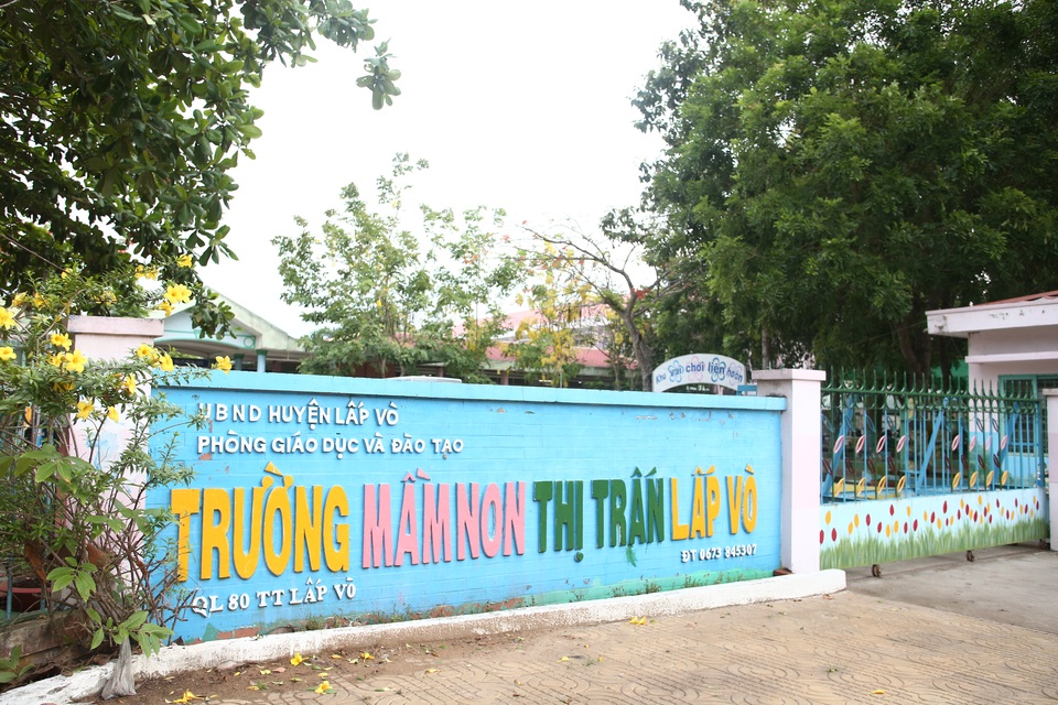 Môi trường giáo dục mầm non làm "say đắm" phụ huynh - 1
Trường mầm non thị trấn Lấp Vò (huyện Lấp Vò, Đồng Tháp) rộng gần 13.000 m2, là nơi học tập, vui chơi của 445 học sinh từ 3 đến 5 tuổi.