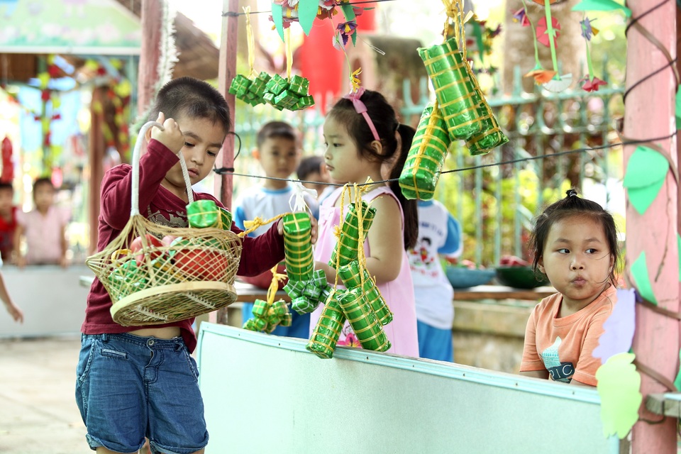 Môi trường giáo dục mầm non làm "say đắm" phụ huynh - 2
Học sinh trường MN trị trấn Lấp Vò - Đồng Tháp trong giờ học ngoài trời