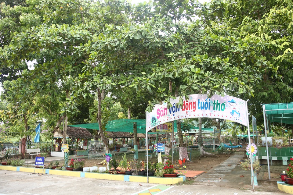 Môi trường giáo dục mầm non làm "say đắm" phụ huynh - 3
Sân chơi xanh, sạch, đẹp, có 3/3 sân có bộ đồ chơi ngoài trời, được sử dụng thường xuyên an toàn, có nguồn nước sạch cho trẻ sử dụng.