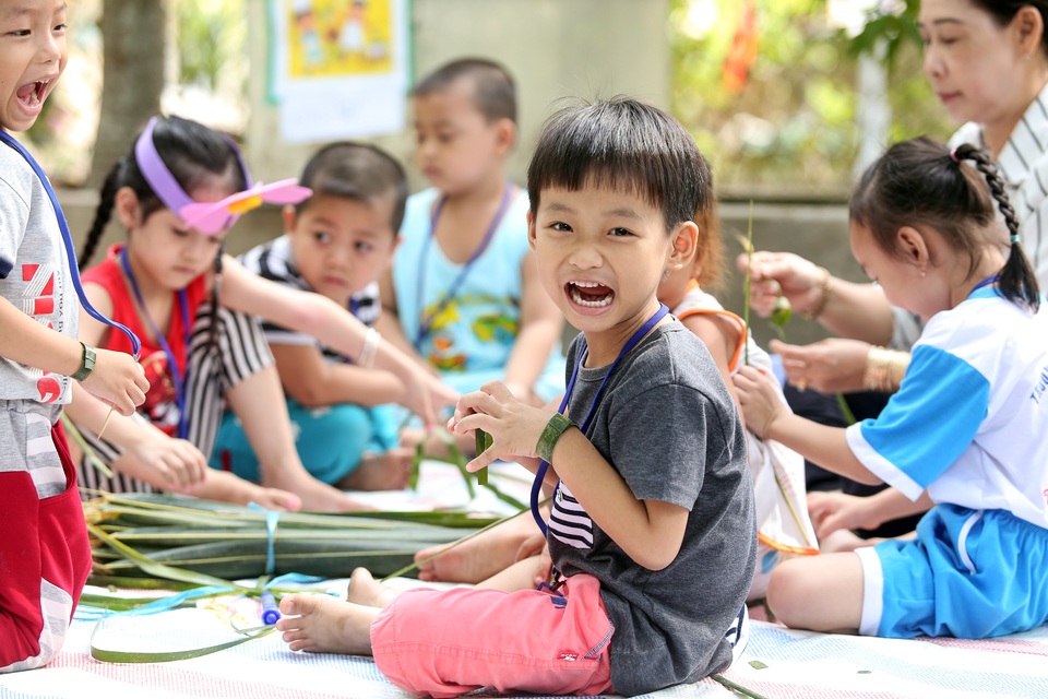 Môi trường giáo dục mầm non làm "say đắm" phụ huynh - 6
Lá dừa cũng được cô giáo đưa đến để học sinh cùng gấp đồ chơi