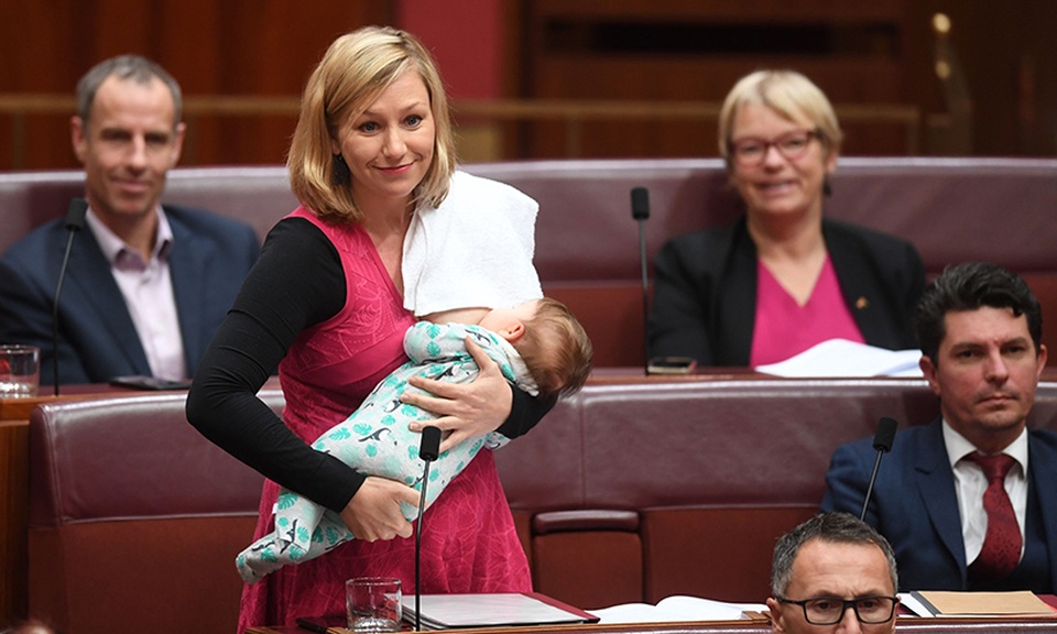 Nghị sĩ Australia vừa cho con bú vừa phát biểu trước quốc hội - 1 Nghị sĩ Larissa Waters vừa cho con bú, vừa phát biểu tại Quốc hội Australia (Ảnh: Hello Magazine)