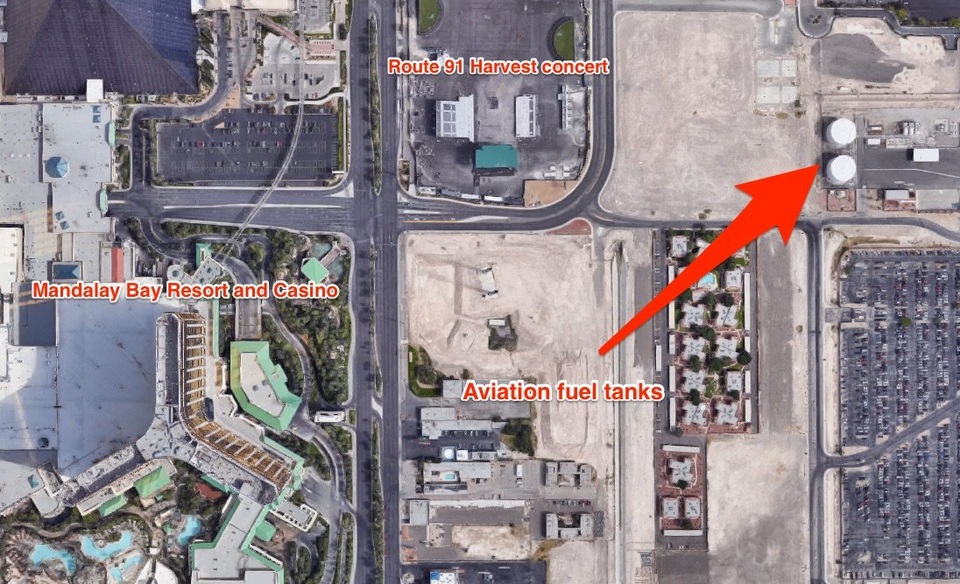 Tiết lộ lý do tay súng phá 2 cửa phòng khách sạn ở Las Vegas - 3 Khách sạn Mandalay Bay chỉ cách nơi diễn ra lễ hội âm nhạc Route 91 Harvest hơn 300 m và vị trí đặt 2 bồn chứa nhiên liệu khoảng 600 m (Ảnh: Google Maps)