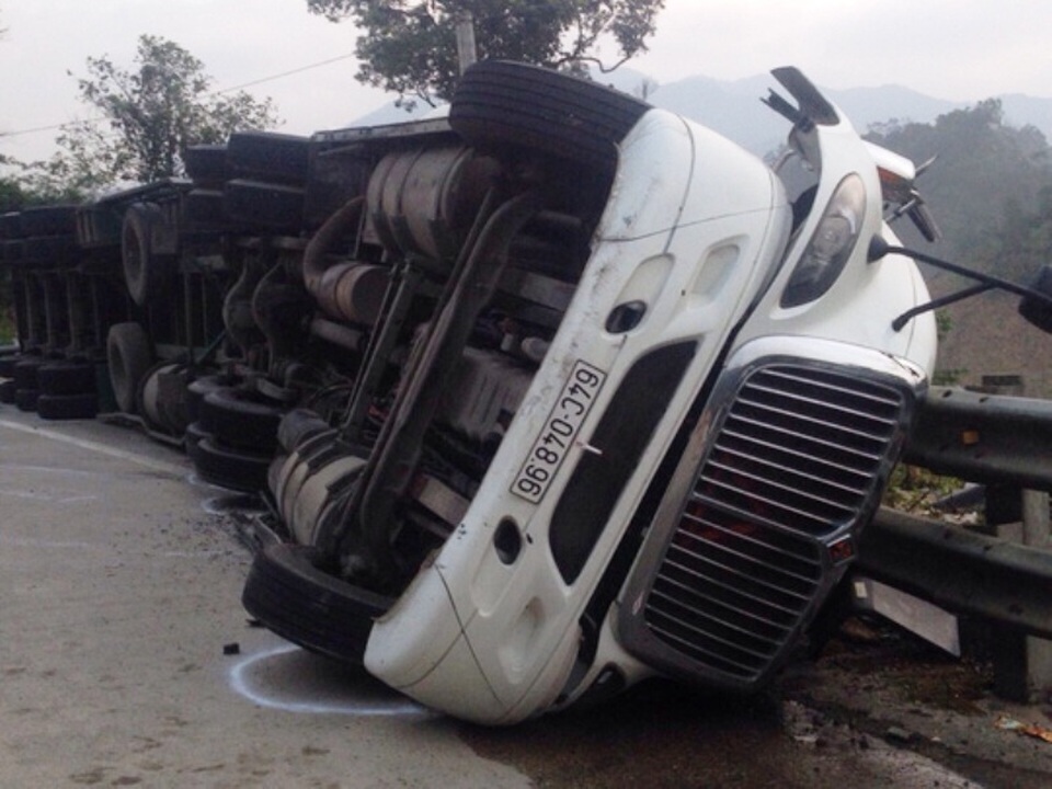 
Vào khoảng 23 giờ đêm 21/2/2017, chiếc xe container mang BKS 64C - 048.96 lưu thông đến đoạn đèo Lò Xo – đường Hồ Chí Minh, thuộc xã Đăk Man, huyện Đăk Glei (tỉnh Kon Tum) thì bất ngờ lao vào rào chắn ta luy âm và bị lật nghiêng (ảnh: Quốc Huy)
