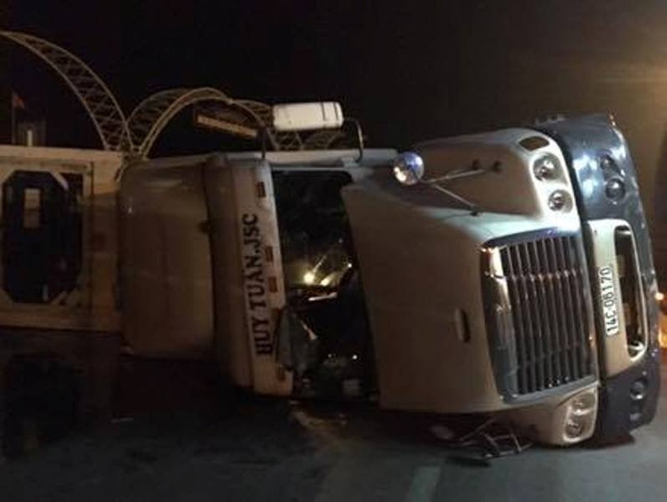 Rạng sáng ngày 20/12/2016 một chiếc xe container lật gần cổng Khu du lịch Quốc tế Tuần Châu - Hạ Long (ảnh: Tuấn Hợp)