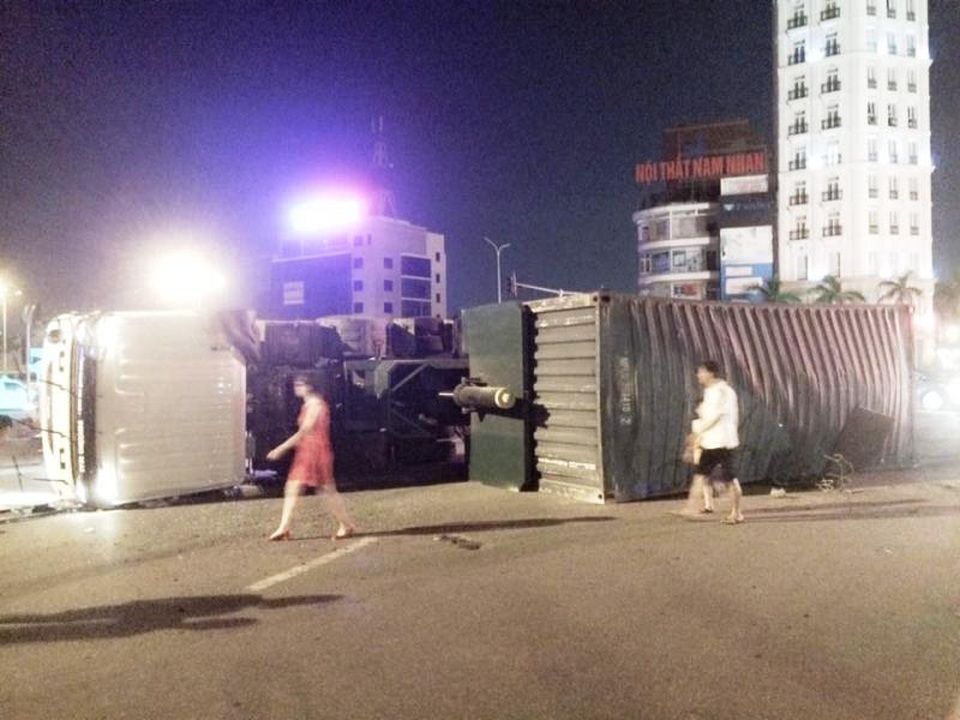 
Vào lúc 22h30 ngày 21/6/2016, trên Quốc lộ 10, đoạn qua Trung tâm thương mại Big C Nam Định (thành phố Nam Định, tỉnh Nam Định) xảy ra một vụ tai nạn giao thông khiến xe container lật ngang giữa đường (ảnh: Đức Văn)
