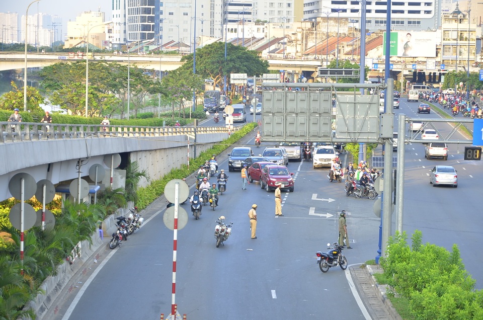 Phong toả hầm Thủ Thiêm suốt 3 tiếng vì lật xe ben chở đất - 3 Lực lượng chức năng tiến hành phong toả, không cho ô tô vào hầm