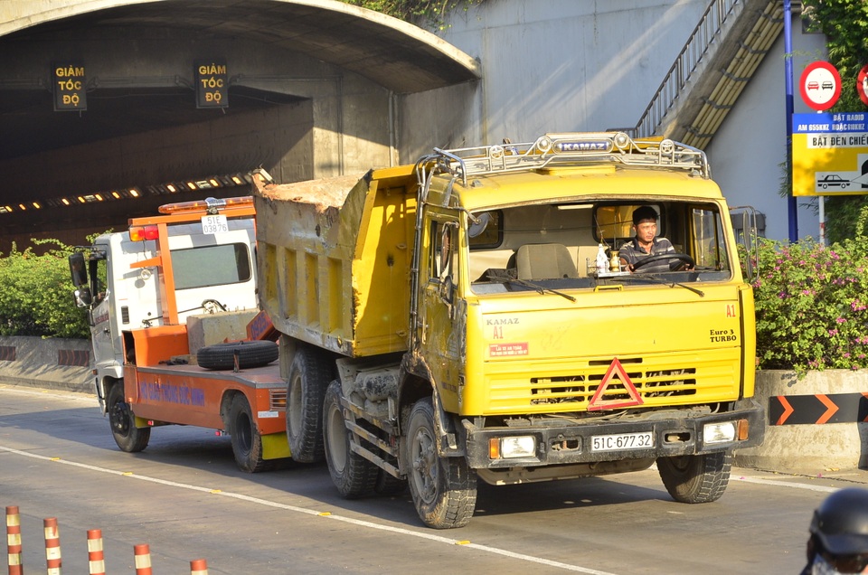 Phong toả hầm Thủ Thiêm suốt 3 tiếng vì lật xe ben chở đất - 5 Chiếc xe ben được đưa ra khỏi hầm