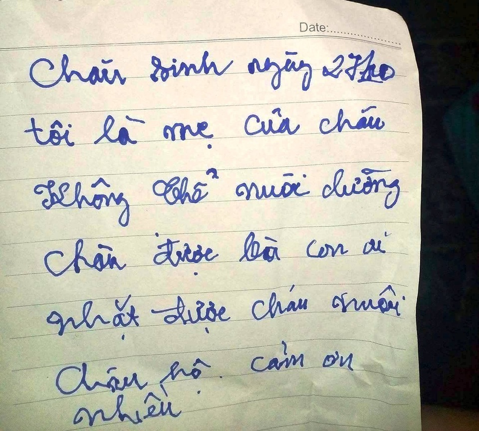 Mẹ bỏ con sơ sinh cạnh bể nước, viết thư nhờ người khác nuôi hộ - 2
Bức thư được cho là của người mẹ nhắn gửi nhờ người nuôi hộ đứa con sơ sinh..