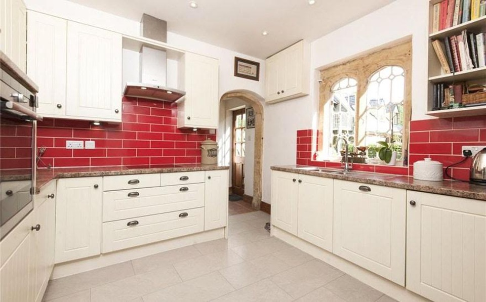 Mua cả toà lâu đài với giá chỉ bằng… một căn hộ - 7 Khuôn viên bao quanh toà lâu đài rộng hơn 2000 mét vuông với tiểu cảnh, sân chơi cùng các loại cây hoa qúy.