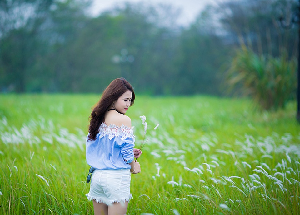 Thiếu nữ Lào khoe sắc tinh khôi giữa cánh đồng lau - 4 Thiếu nữ Lào khoe sắc tinh khôi giữa cánh đồng lau - 4