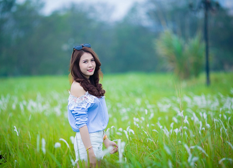 Thiếu nữ Lào khoe sắc tinh khôi giữa cánh đồng lau - 1 Thiếu nữ Lào khoe sắc tinh khôi giữa cánh đồng lau - 1