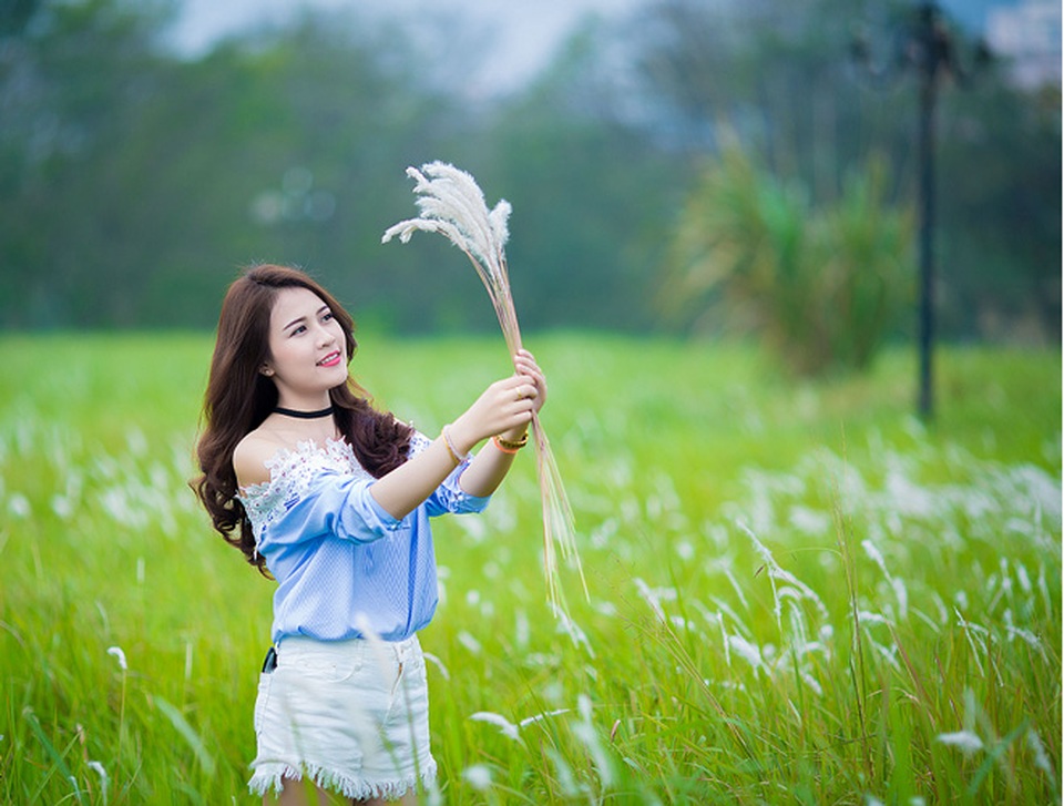 Thiếu nữ Lào khoe sắc tinh khôi giữa cánh đồng lau - 8 Thiếu nữ Lào khoe sắc tinh khôi giữa cánh đồng lau - 8