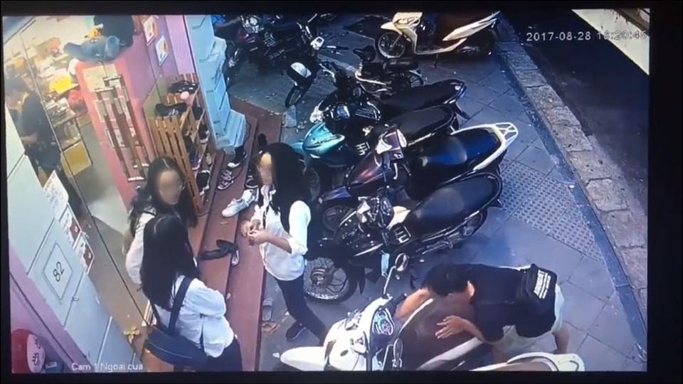 Hà Nội: Ngang nhiên lấy trộm xe máy SH trước mặt 3 cô gái - 1 Hình ảnh nam thanh niên nghi đang thực hiện hành vi lấy trộm chiếc xe máy SH (Ảnh cắt từ clip).