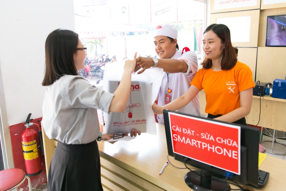 Lazada chính thức ra mắt chuỗi trung tâm bảo hành tại TPHCM - 2 Khách hàng Lazada đến trung tâm iCare để bảo hành sản phẩm