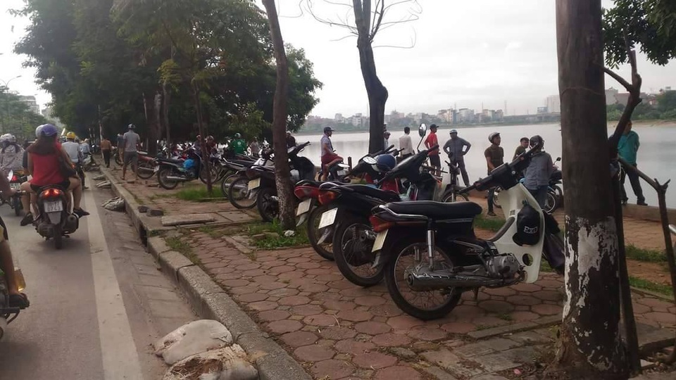 Phát hiện thi thể người nổi trên hồ Linh Đàm - 1
Khu vực xảy ra vụ việc (Ảnh: Nguyễn Dương)
