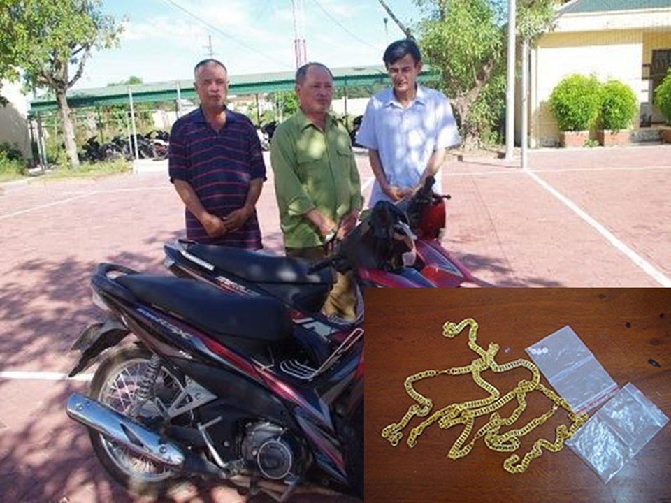 Giả đóng người Lào đi buôn trâu, dùng vàng giả đổi vàng thật - 1 Các đối tượng cùng tang vật liên quan đến vụ án