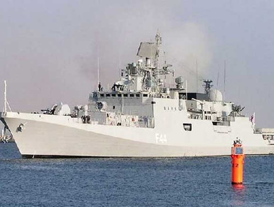 Hải quân Ấn Độ, sư tử đại dương đáng gờm khiến Trung Quốc lạnh sống lưng - 16
Ngoài tên lửa 8 tên lửa diệt hạm BrahMos, tàu còn có pháo hạm 100mm, pháo bắn nhanh AK-630, hệ thống rocket và ngư lôi chống ngầm. Trên tàu cũng bố trí sân đỗ trực thăng phía sau đuôi tàu.