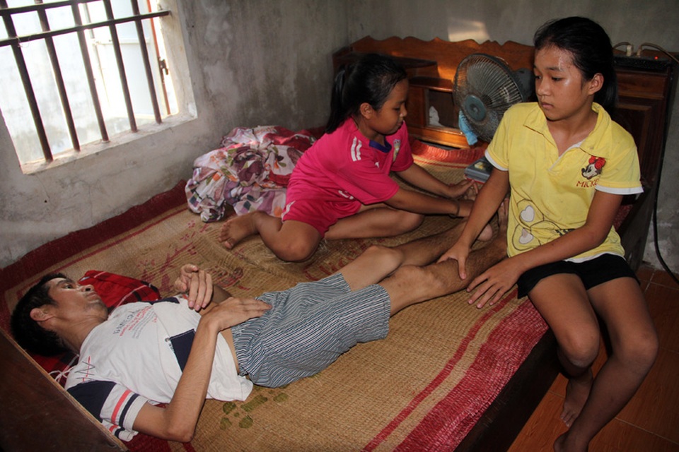 Đau đớn 2 con thơ học giỏi xin mẹ nghỉ học để cứu cha bệnh nặng - 4 Lệ Hằng và Vàng Anh thương bố bị bệnh tật hành hạ. Hai đứa trẻ tội nghiệp thường dành thời gian để xoa bóp cho bố, bù đắp phần nào những thiếu thốn về thuốc men.