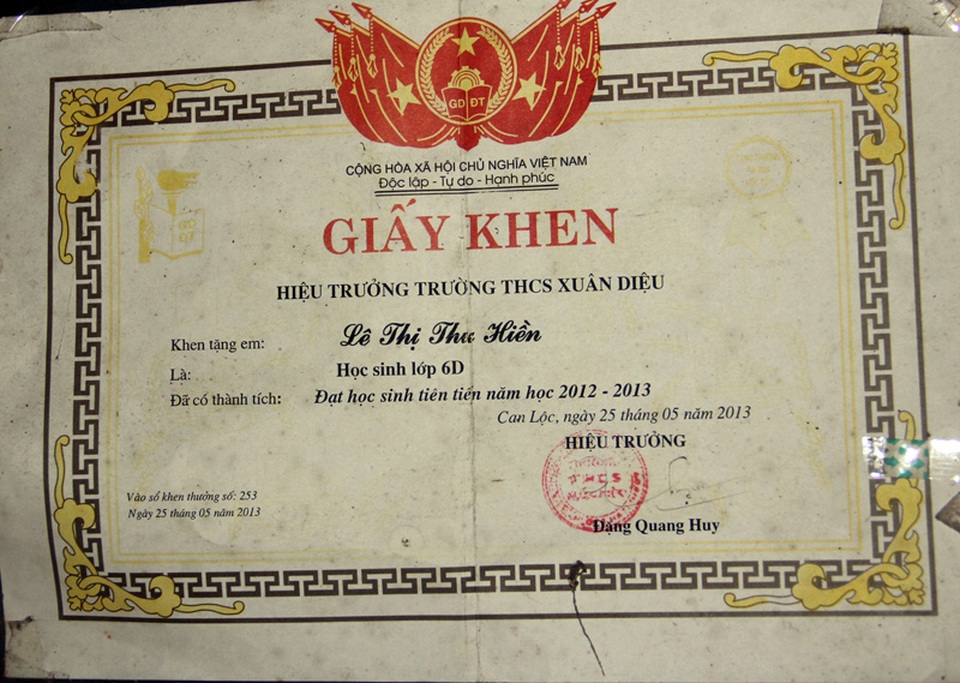 Đau đớn 2 con thơ học giỏi xin mẹ nghỉ học để cứu cha bệnh nặng - 8 Một trong những giấy khen về thành tích học tập của chị cả, Thu Hiền.
