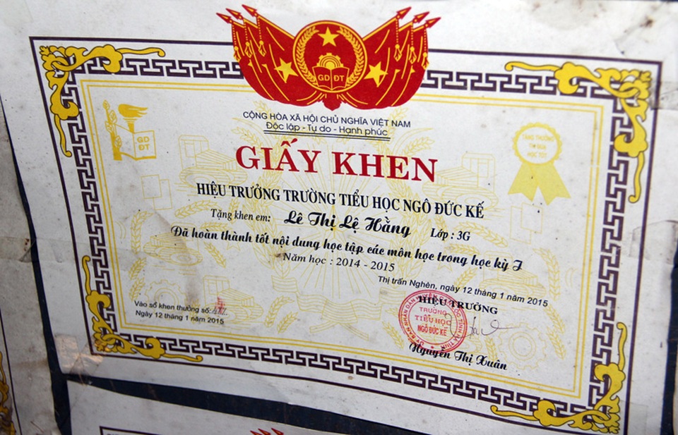 Đau đớn 2 con thơ học giỏi xin mẹ nghỉ học để cứu cha bệnh nặng - 9 Giấy khen của Trường tiểu học Ngô Đức Kế dành cho Lệ Hằng.