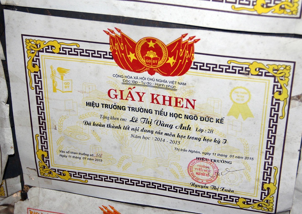 Đau đớn 2 con thơ học giỏi xin mẹ nghỉ học để cứu cha bệnh nặng - 10 Còn đây là một trong những giấy khen của cháu Vàng Anh.