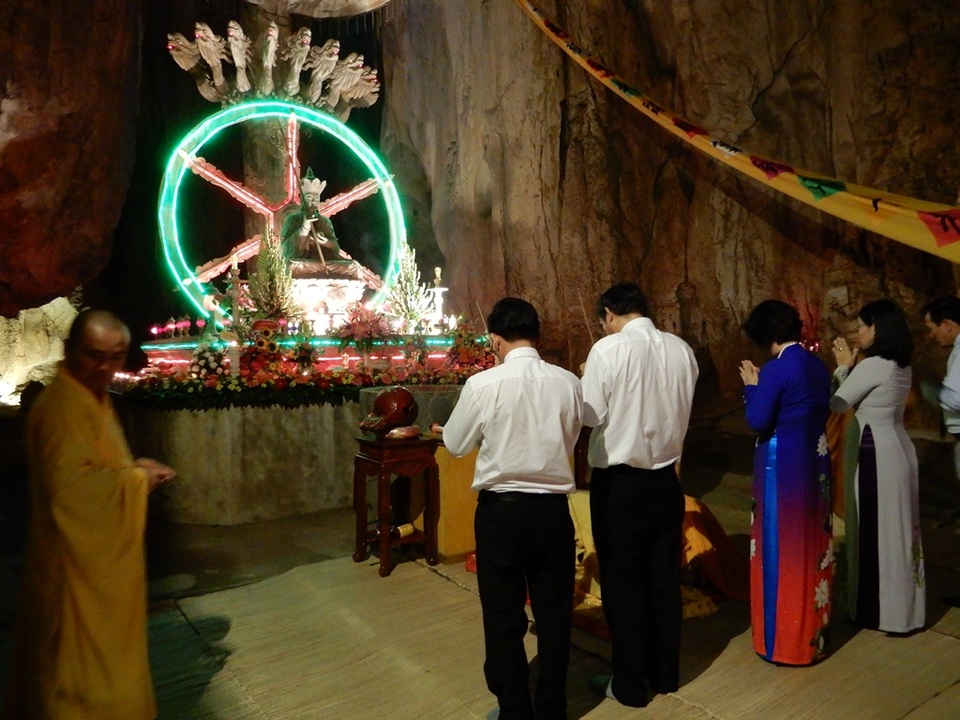 Lễ dâng hương trong động Âm Phủ