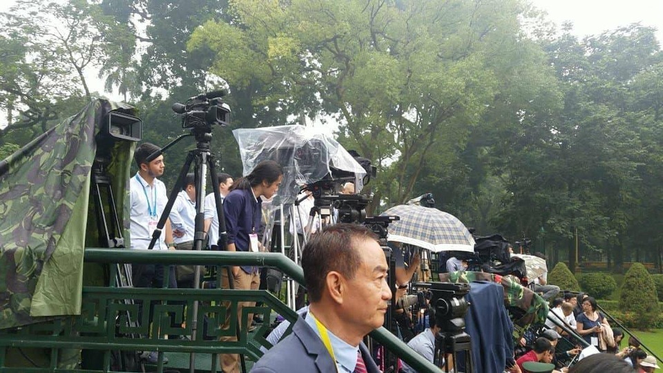 Tổng thống Trump tới Phủ Chủ tịch hội đàm với Chủ tịch nước - 12
Các cơ quan báo chí, truyền thông đã sẵn sàng cho hoạt động tác nghiệp tại khu vực quy định trong khuôn viên Phủ Chủ tịch.