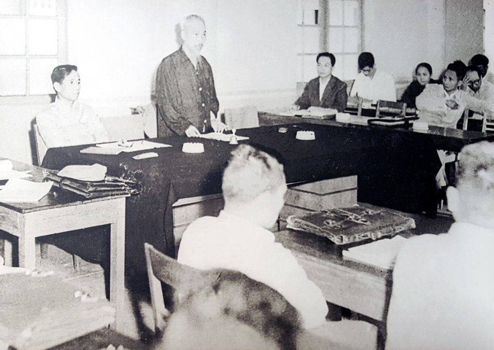 Theo phân công của Ban Chấp hành Trung ương Đảng, đồng chí Lê Duẩn được giao trách nhiệm trực tiếp giúp Chủ tịch Hồ Chí Minh điều hành công việc chung của Đảng; được phân công chỉ đạo chuẩn bị Đề án và dự thảo Nghị quyết về cách mạng miền Nam để đưa ra Hội nghị lần thứ 15 Ban Chấp hành Trung ương Đảng (khóa II) thảo luận và quyết định. Ảnh: Chủ tịch Hồ Chí Minh và đồng chí Lê Duẩn (thứ nhất, bên trái) dự Hội nghị lần thứ 16 Ban Chấp hành Trung ương Đảng mở rộng (khóa II) - Hà Nội, tháng 4/1959.