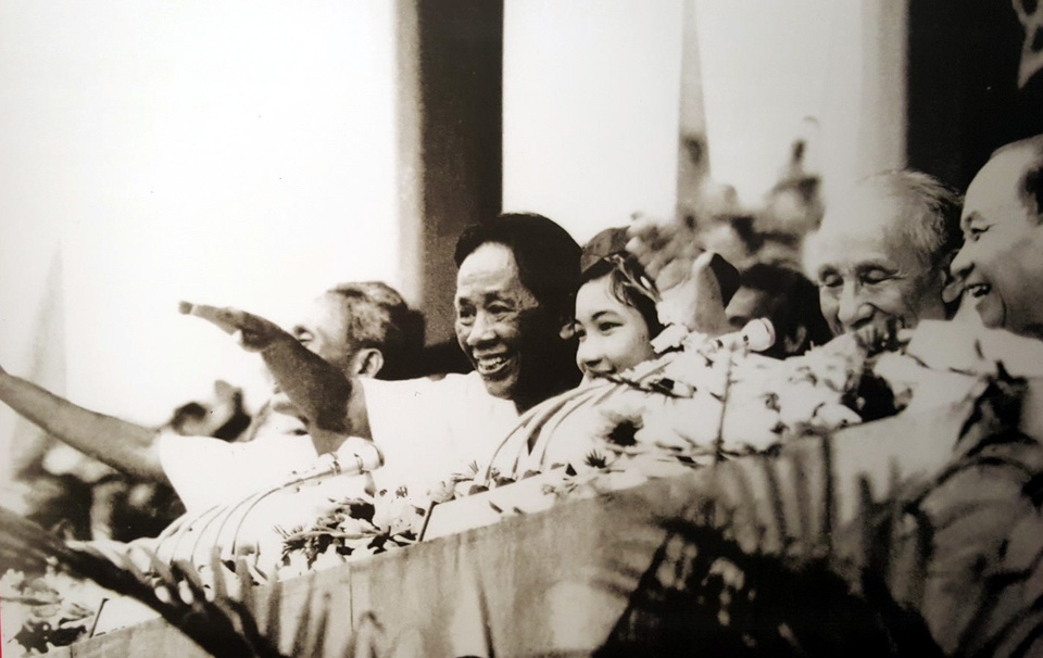 Bí thư thứ Nhất Lê Duẩn và các đồng chí lãnh đạo Đảng, Nhà nước trên lễ đài mừng chiến thắng của nhân dân Thủ đô, ngày 7/5/1975.