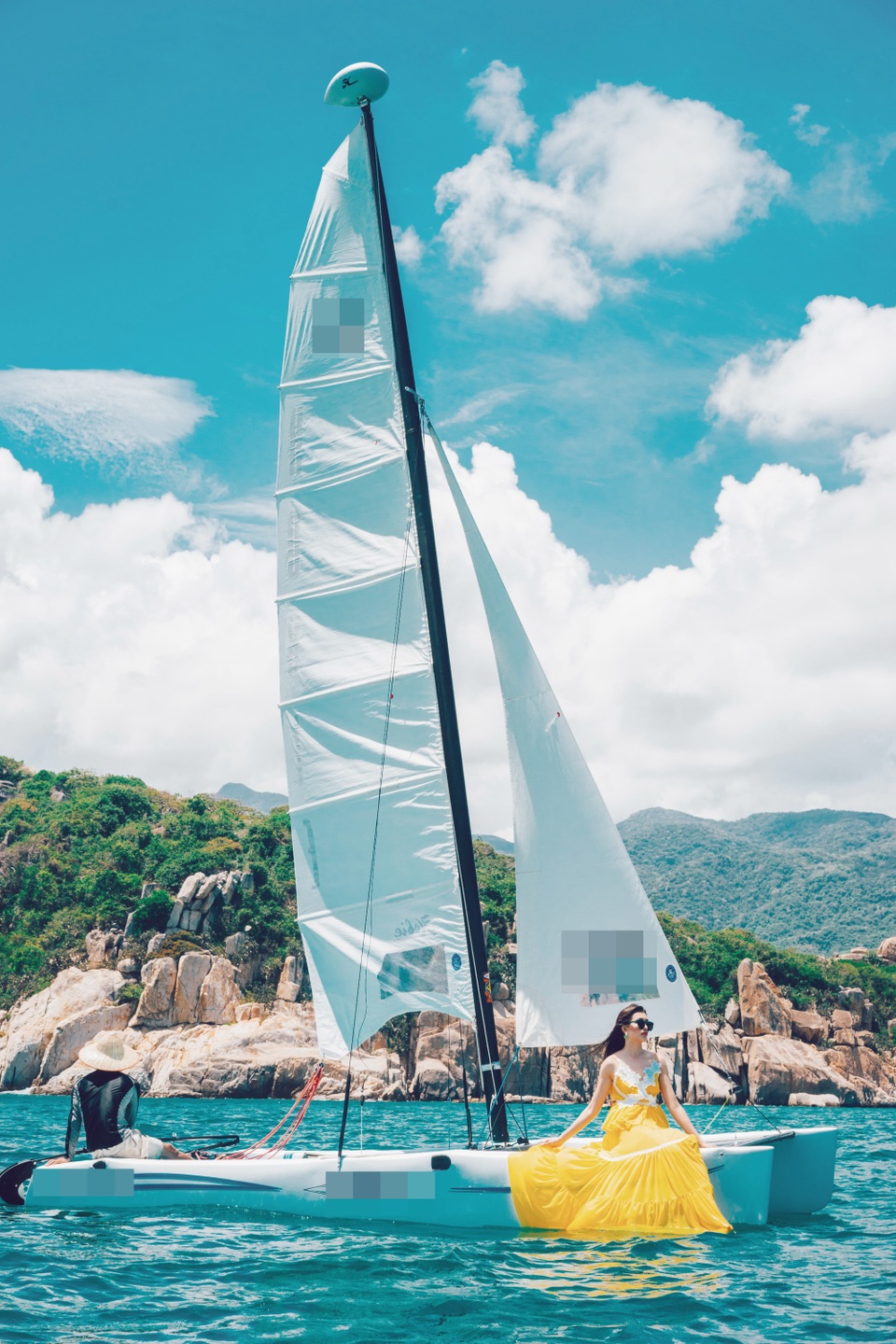  Á hậu Hoàn vũ Việt Nam 2015 tạo cảm giác nhẹ nhàng, khoan thai cho người xem với gương mặt được trang điểm tự nhiên hay mái tóc xoã thẳng tung bay trong gió hè.