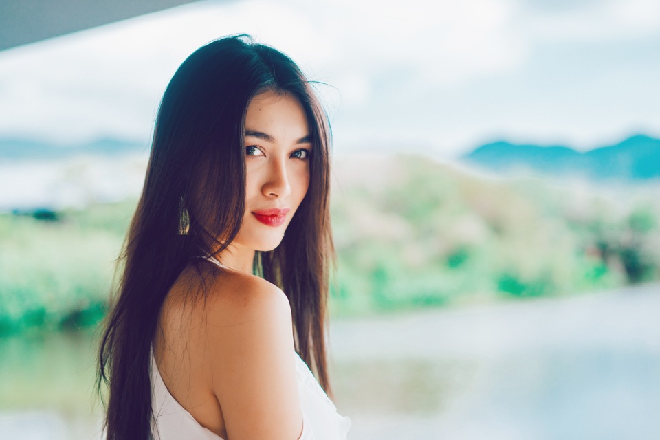 Trong khung cảnh biển trời xanh ngát, Lệ Hằng như nàng thơ bước ra từ trong tranh vẽ với những trang phục mềm mại, nữ tính.