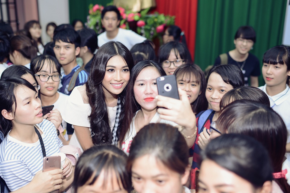 Lệ Hằng xuất hiện quyến rũ kể từ khi “trượt” Hoa hậu Hoàn vũ 2016 - 5 Người đẹp đã chia sẻ nhiều bài học giúp bản thân trưởng thành hơn sau khi tham gia các cuộc thi nhan sắc.