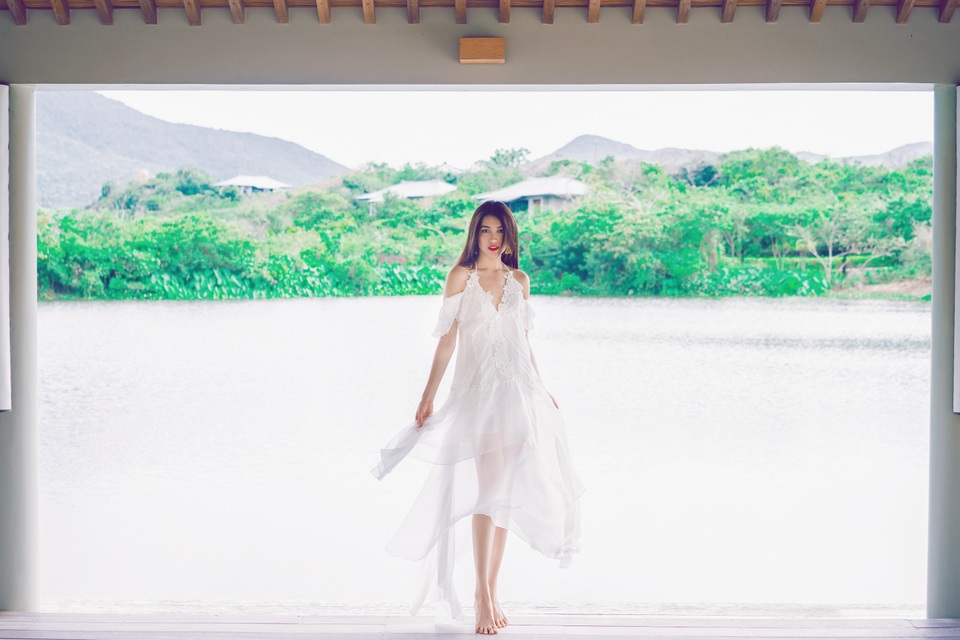 Á hậu Lệ Hằng, Thanh Tú phóng khoáng khoe dáng gợi cảm giữa biển trời - 21