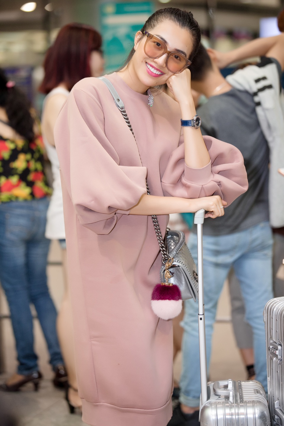 Có mặt tại sân bay lúc giữa đêm, Lệ Hằng diện trang phục dáng suông đơn giản, đi kèm tóc búi cao thuận tiện cho chuyến bay dài.