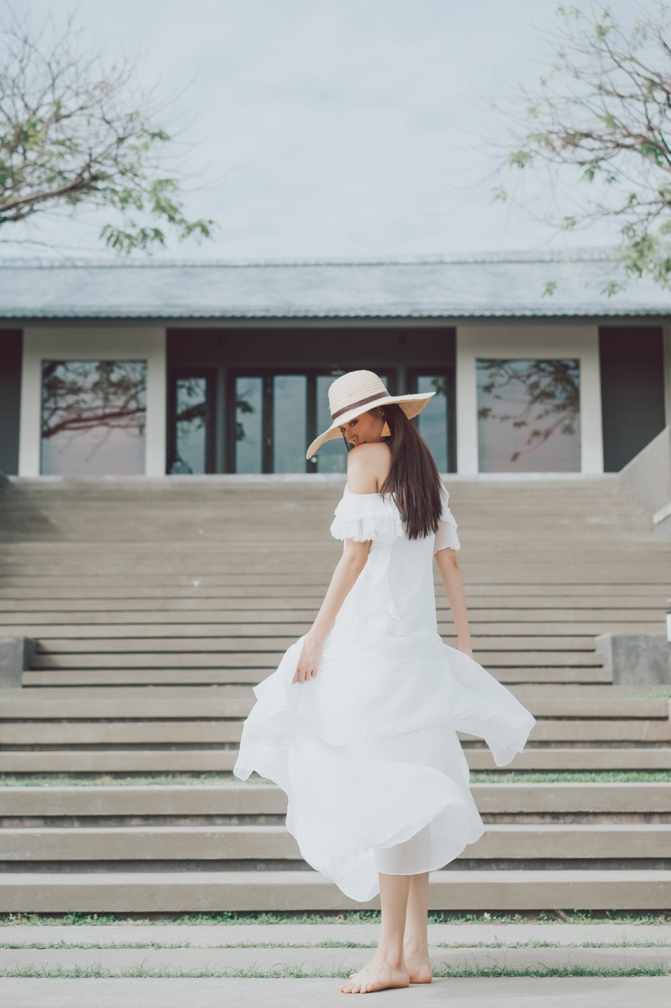 Á hậu dịu dàng với sắc trắng tinh khôi.