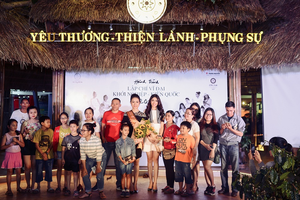 Lệ Hằng xuất hiện quyến rũ kể từ khi “trượt” Hoa hậu Hoàn vũ 2016 - 8 Buổi tối cô cùng Phùng Bảo Ngọc Vân ký tặng sách cho người dân tham gia Lễ hội cafe.