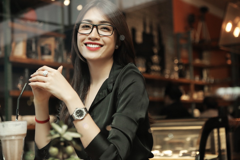 Lệ Hằng chia sẻ: “Chị Hồ Quỳnh Hương khiến Lệ Hằng thật sự vui khi trong ngày sinh nhật vừa được thưởng thức món ăn ngon, vừa được nhận món quà dễ thương từ chị”.