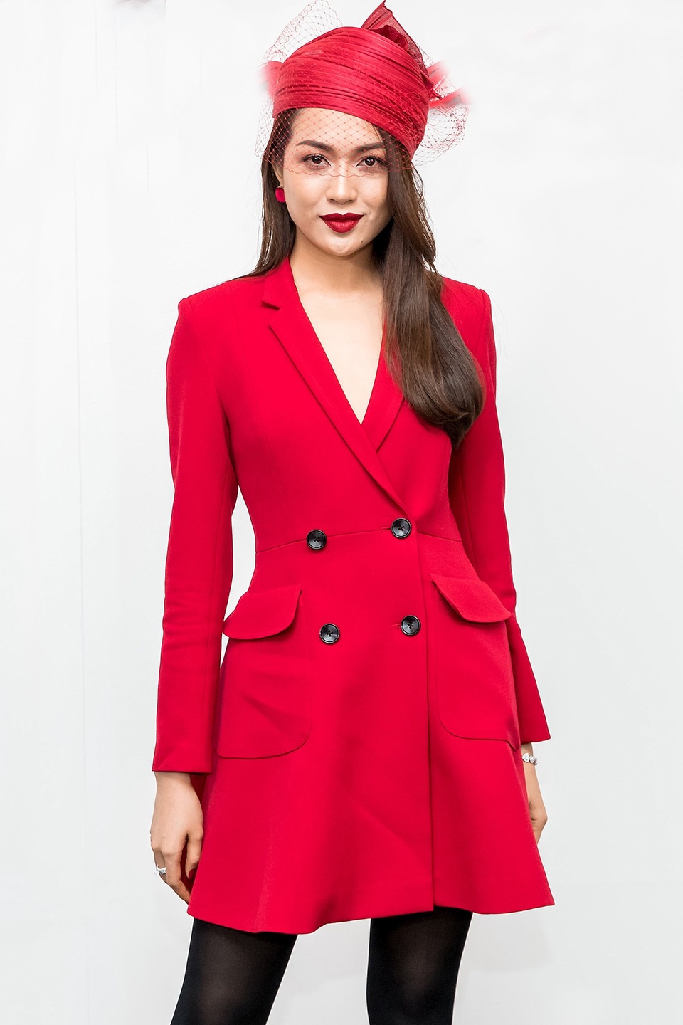 Á hậu Lệ Hằng diện váy phom suit theo phong cách cổ điển. Người đẹp kết hợp trang phục cùng mũ, tất đen ấn tượng.