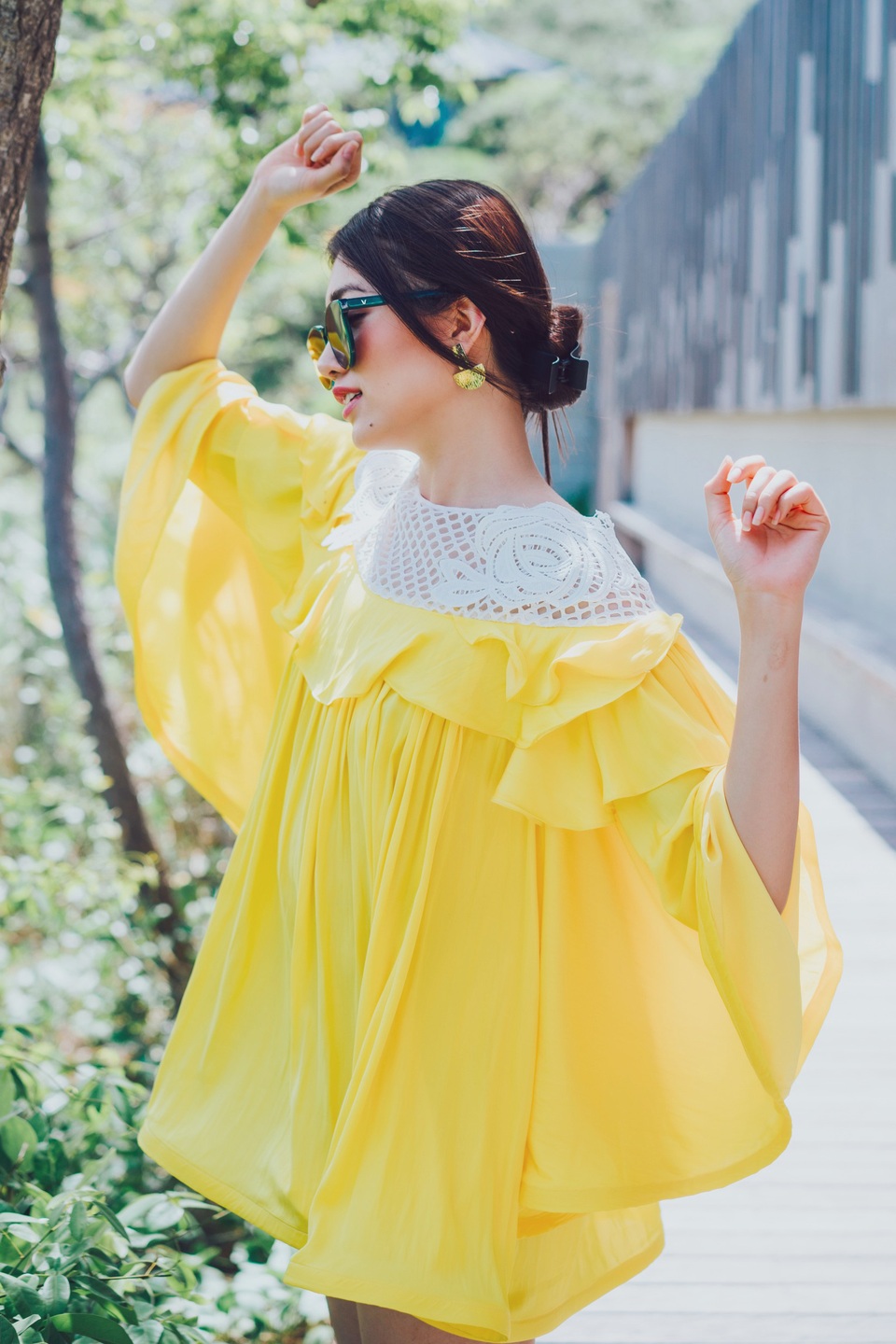 Cùng là sự kết hợp hai tông vàng, trắng, Lệ Hằng lại trông thanh lịch hơn với thiết kế phom rộng, tay áo loe phủ cầu vai.