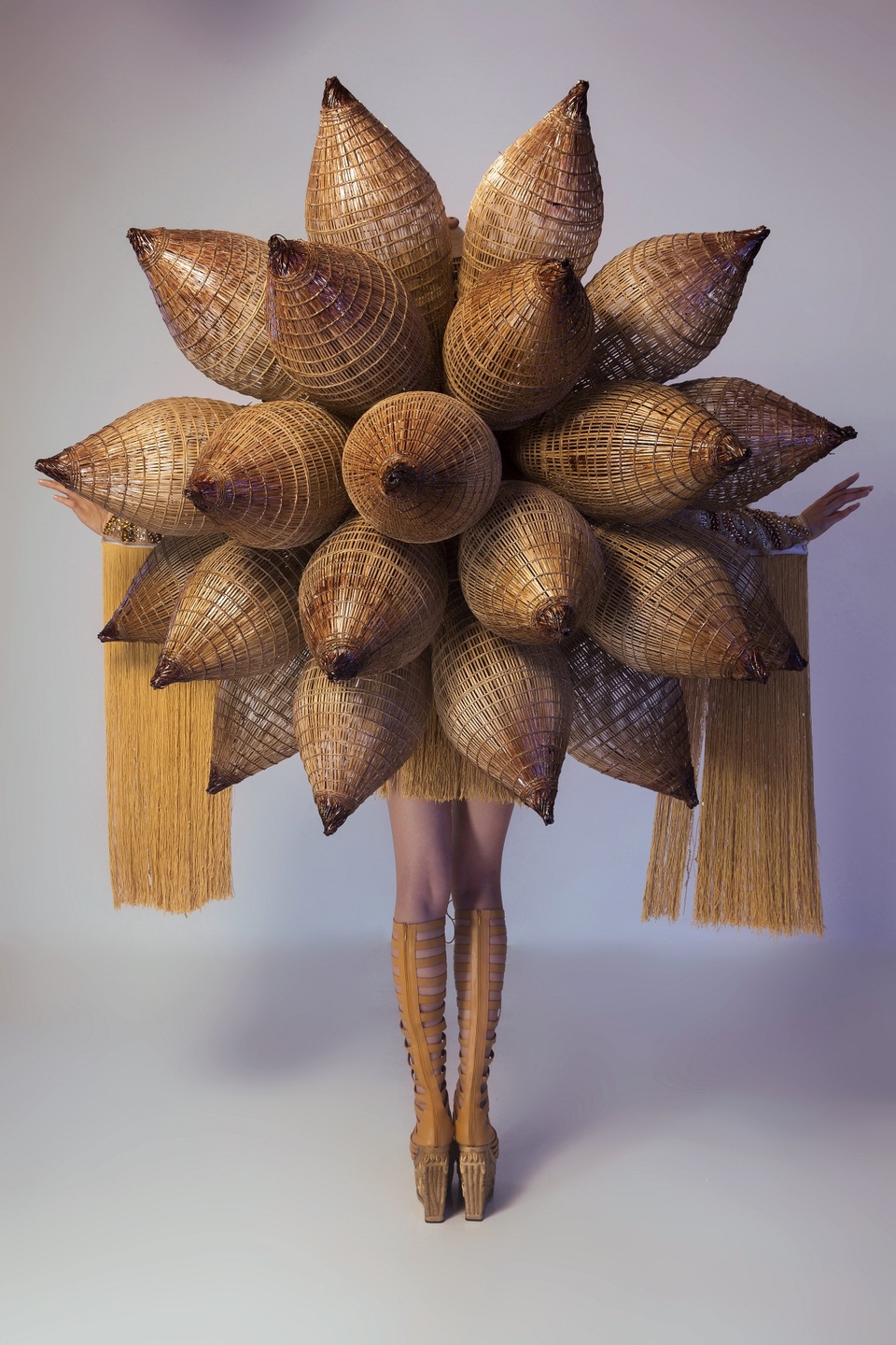 Nghệ thuật đan lát thể hiện qua trang phục chứng minh cho tiềm năng cải thiện, phát triển đột phá về mọi mặt của những nghề thủ công truyền thống lâu đời Việt Nam.