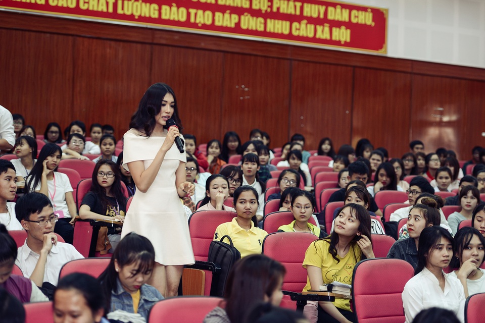 Lệ Hằng xuất hiện quyến rũ kể từ khi “trượt” Hoa hậu Hoàn vũ 2016 - 2 Lệ Hằng rạng rỡ khi giao lưu cùng 500 sinh viên ở Tây Nguyên.