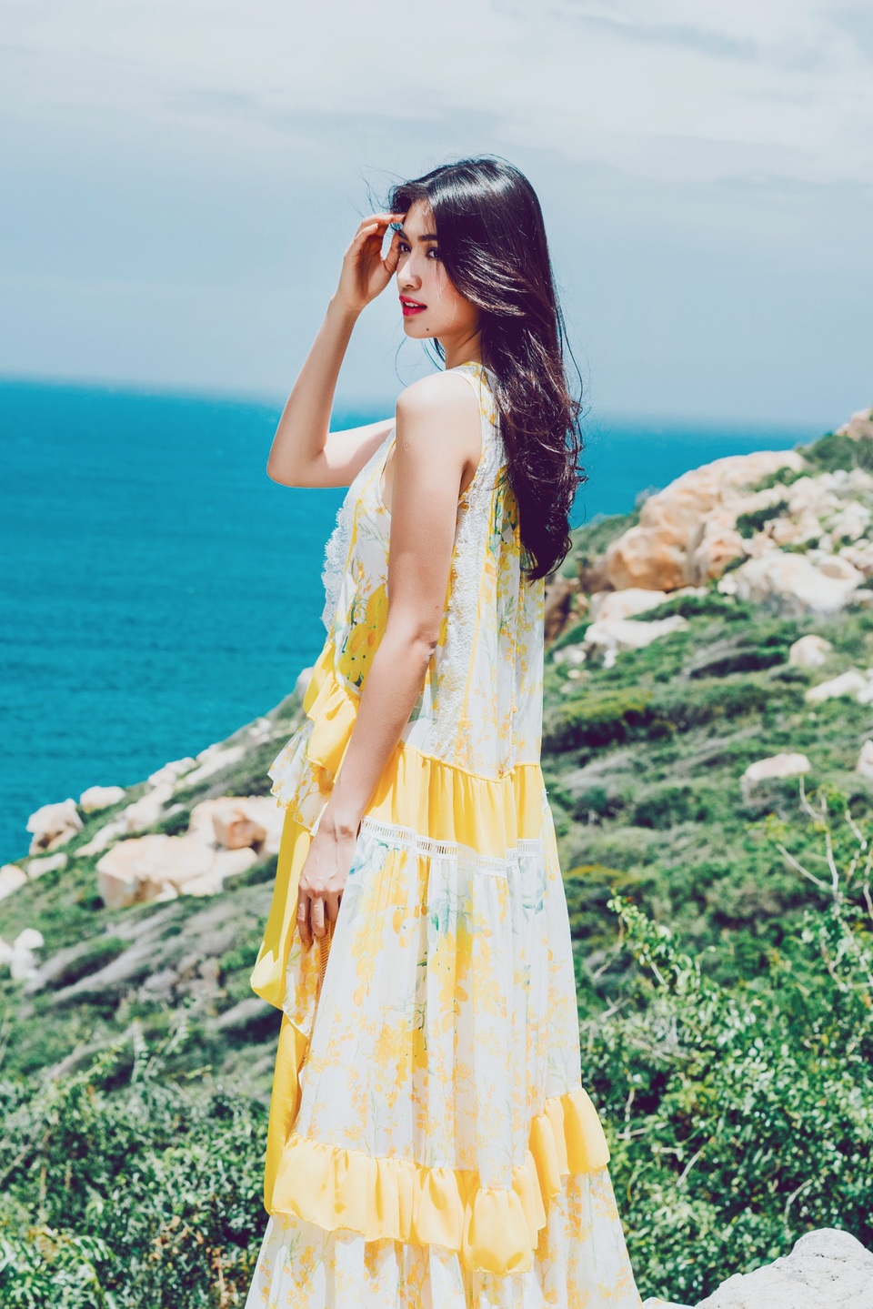 Với mẫu váy trễ vai, mỏng manh kết hợp thêm những mảng ren hoạ tiết to bản mang lại đôi chút gợi cảm cho Lệ Hằng bên cạnh tinh thần thanh lịch, nữ tính, nhẹ nhàng.