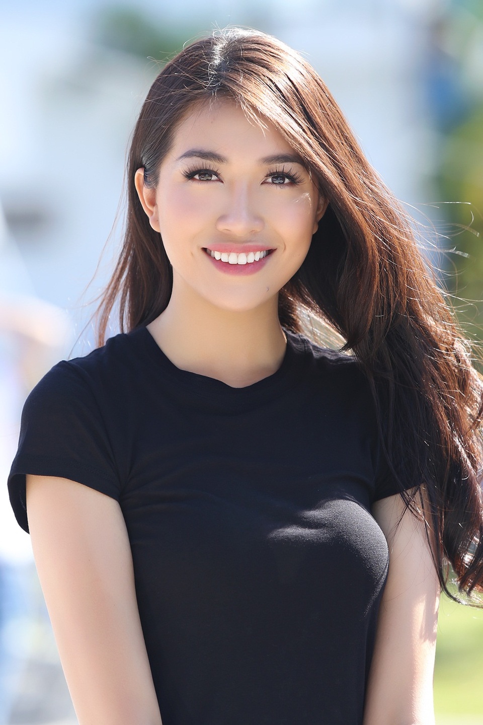 Á hậu Hoàn vũ Việt Nam 2015 Lệ Hằng rạng rỡ tham gia ngày hội hiến máu tính nguyện. Dù chỉ còn vài ngày trước khi sang Philippines tham dự Miss Universe, người đẹp vẫn tranh thủ tham dự nhằm chung tay giúp đỡ cộng đồng.