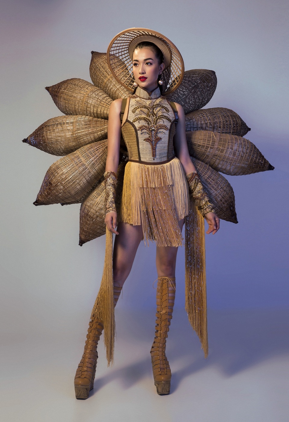 Những chiếc lờ bắt cá có dáng dấp như bông lúa, được kết lại.