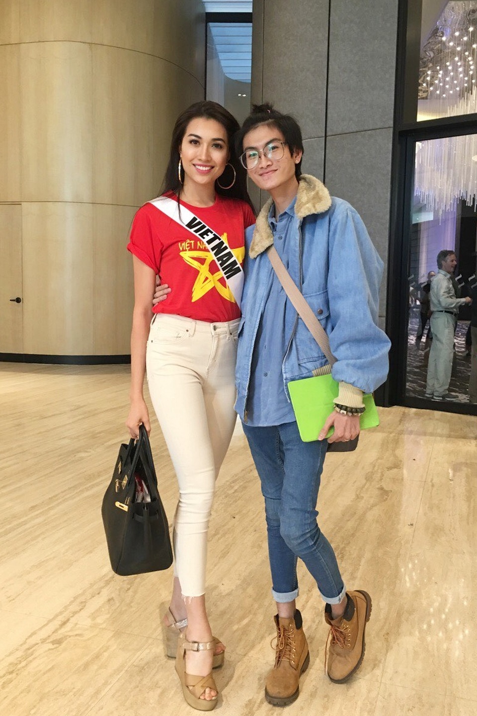 Tranh thủ thời gian nghỉ ngơi của Lệ Hằng, Trung Tín gặp đại diện Việt Nam để hoàn chỉnh bộ trang phục dân tộc đang được chờ đợi nhất thời điểm này. Dù ban đầu khá lo lắng nhưng khi đặt chân đến Philippines, Trung Tín bình tĩnh hơn và từng bước thực hiện từng công đoạn cần thiết. Anh phải chuẩn bị kỹ lưỡng những dụng cụ cần thiết để ghép nối các bộ phận lại với nhau. Sau khi hoàn thành, ráp nối hoàn chỉnh bộ trang phục Nàng Mây, Trung Tín hoàn toàn có thể thở phào nhẹ nhõm.