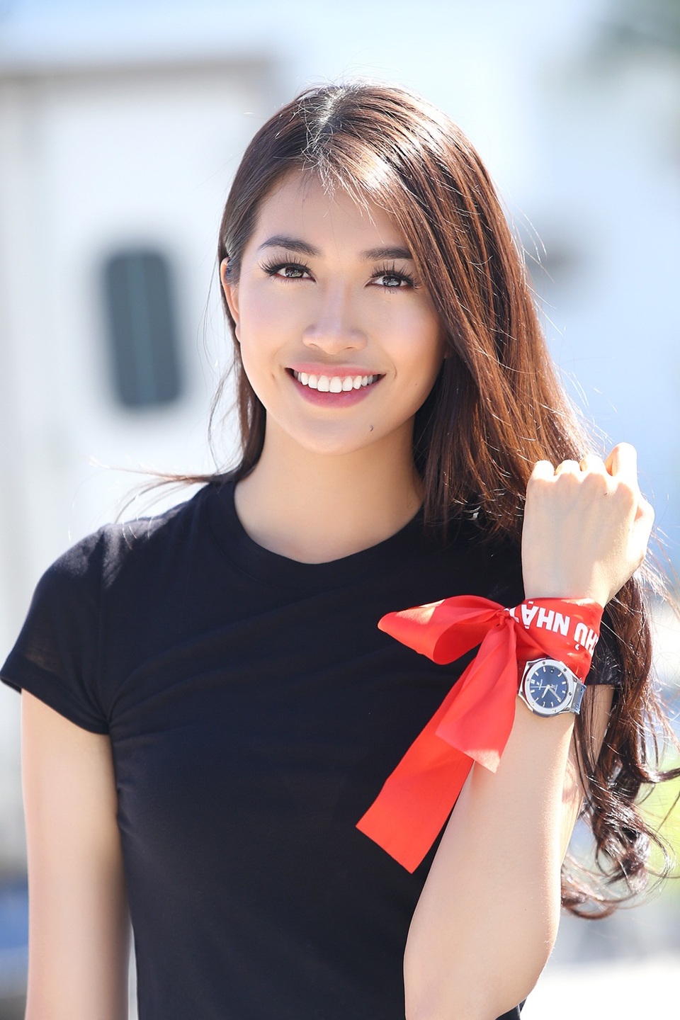 Trước đó, cô đảm nhận vai trò vedette của NTK Adrian Anh Tuấn tại Đại sứ quán Pháp tại Hà Nội. Ngay sau đó, người đẹp đáp chuyến bay về TPHCM trong khuya. Dù hành trình tất bật và địa điểm tổ chức khá xa trung tâm, Lệ Hằng vẫn xuất hiện rạng rỡ từ sớm.