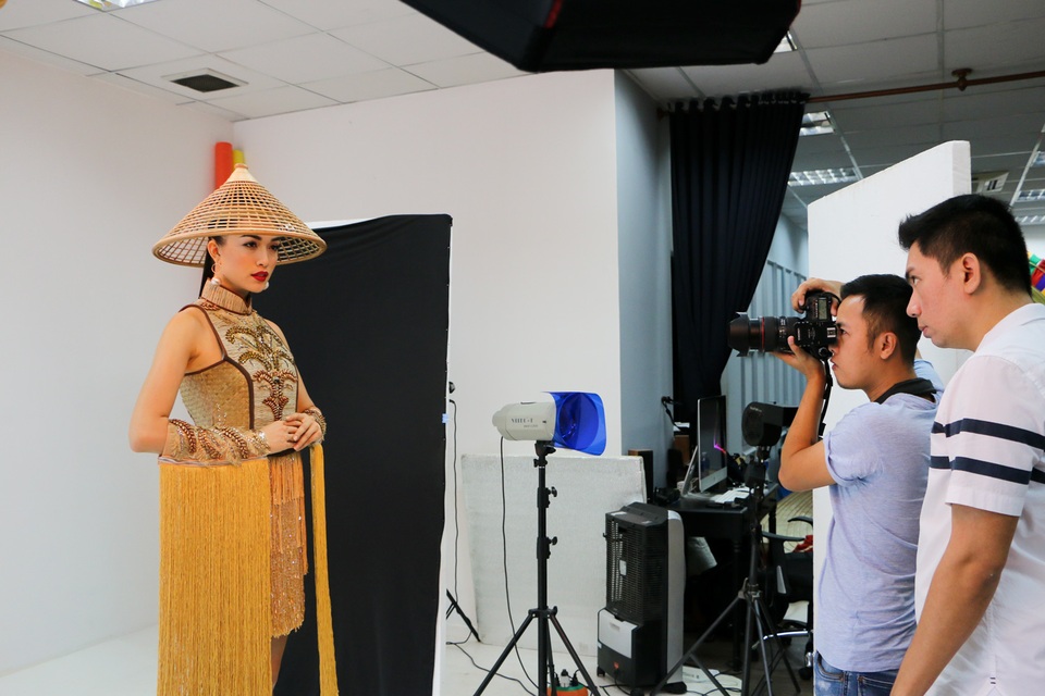 Hiện tại, mọi công tác chuẩn bị về trang phục, êkip, thủ tục di chuyển cho Lệ Hằng bước vào giai đoạn hoàn tất để người đẹp yên tâm dự thi. Cô sẽ lên đường bay sang Philippines vào sáng sớm ngày 12/1. Cuộc thi Hoa hậu Hoàn vũ 2016 diễn ra từ ngày 12-30/1 tại Philippines. Chung kết sẽ diễn ra lúc 8h sáng ngày 30/1 (nhằm mùng 3 Tết âm lịch).