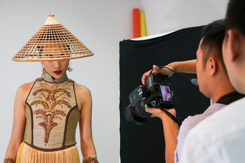 Những ngày qua, Á hậu Lệ Hằng dồn hết sức cho công tác chuẩn bị. Người đẹp tiết lộ, mỗi ngày cô chỉ ngủ vỏn vẹn 4 đến 5 tiếng. Sau buổi chụp, cô tiếp tục đến với những lớp học catwalk, giao tiếp. Cô muốn tận dụng quỹ thời gian tối đa cho việc học tập.